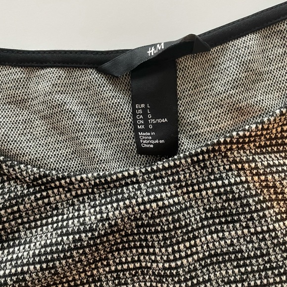 H&M black and white long sleeve dress with hidden pockets - Picture 4 of 4